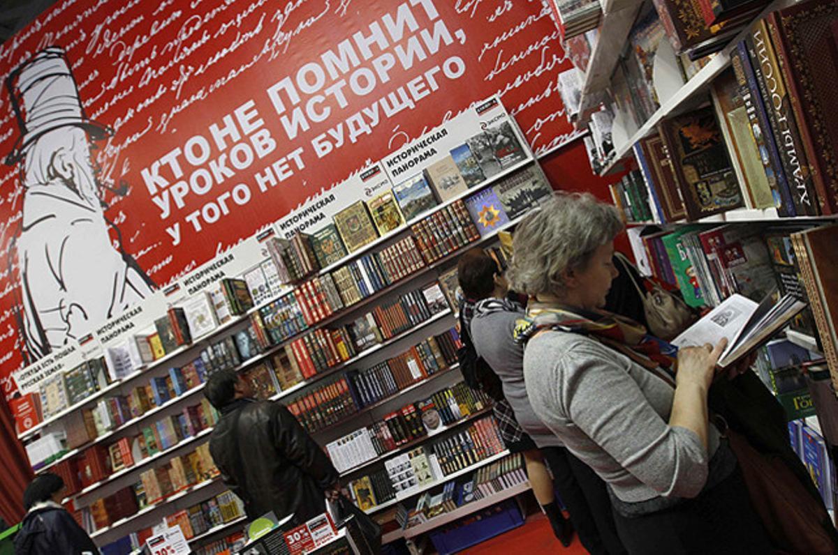 Varias personas visitan el Salón Internacional del Libro de San Petersburgo, que cuenta con 250 editores de 16 países.