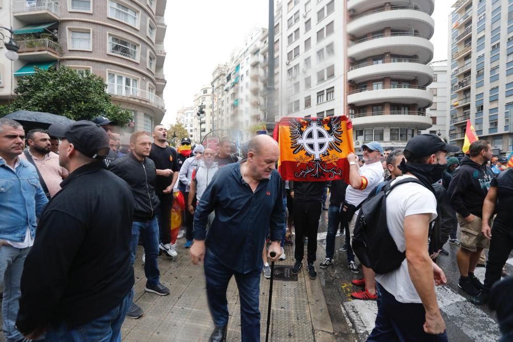 Nueve de Octubre: Tensión en las manifestaciones en el centro de Valencia