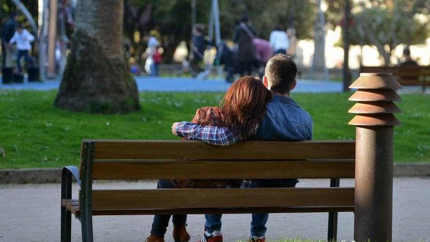 Una pareja de jóvenes en un parque de la capital provincial. // Gustavo Santos