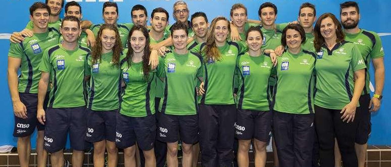 Nadadores y técnicos del Oly, durante el Campeonato de España.