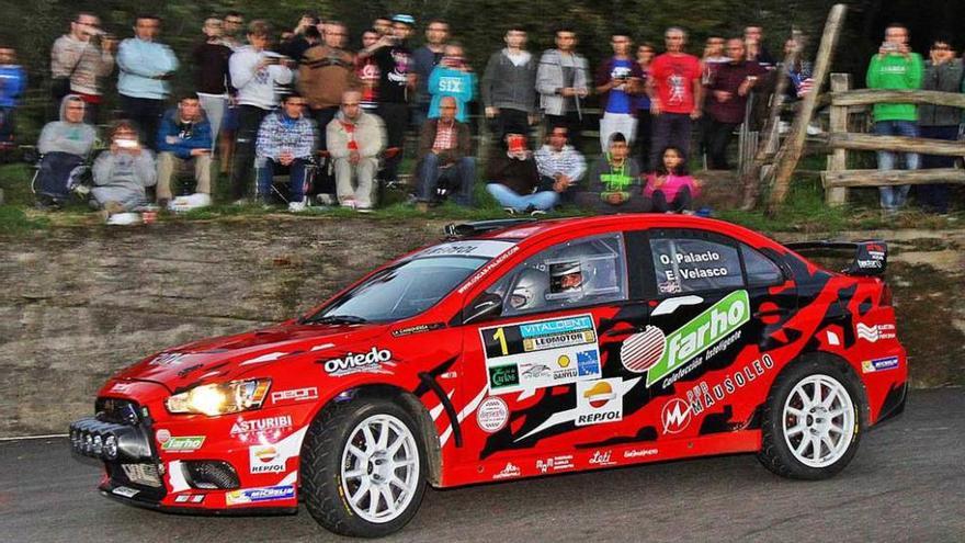 Óscar Palacio, a los mandos de su Lancer Evo X R4.