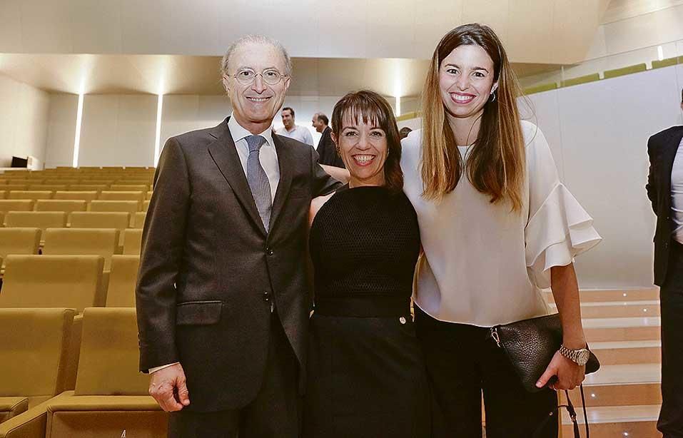 El presidente del Tribunal Superior de Justicia de Balears, Antoni Terrasa, junto a la directora del diario, Maria Ferrer, y su sucesora en el gabinete de prensa del TSJB, Agnès Antich.
