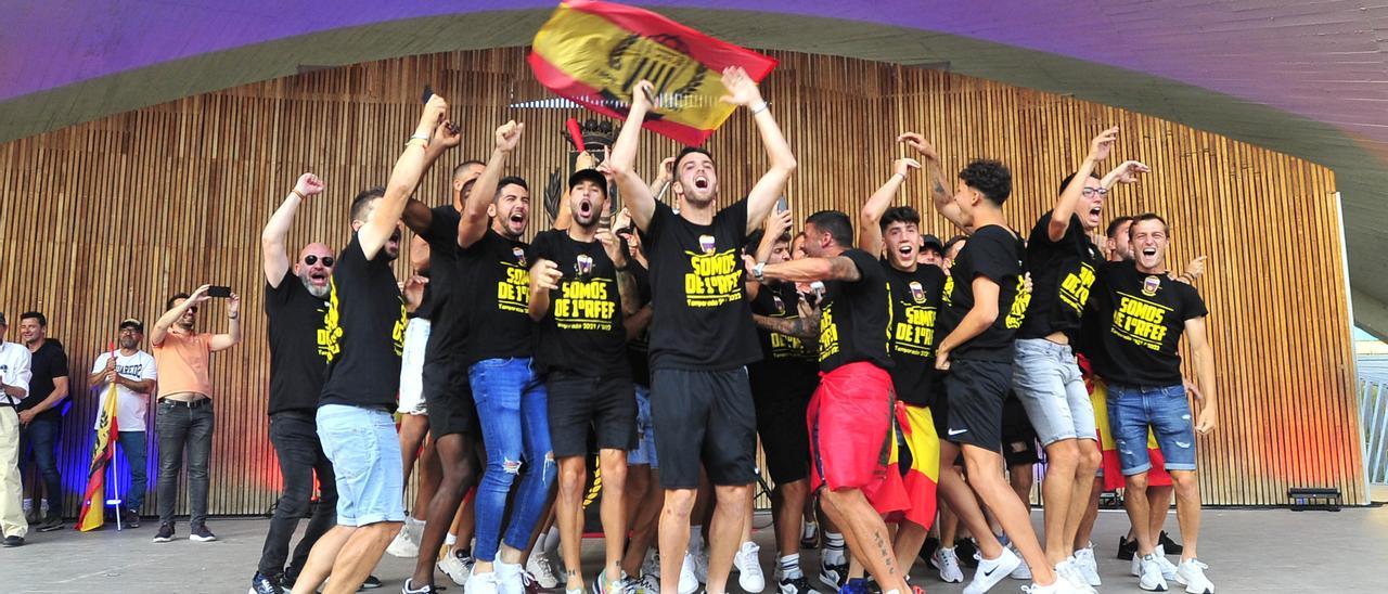 Elda se echa a la calle y vuelve a sonreír con su Deportivo