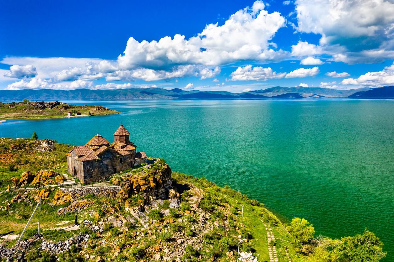 Monasterio de Hayravank a orillas del lago Sevan en Armenia