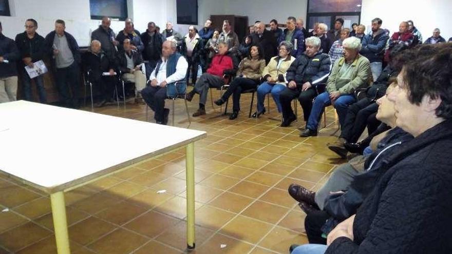 Asistentes a la reunión organizada por el sindicato agrario.