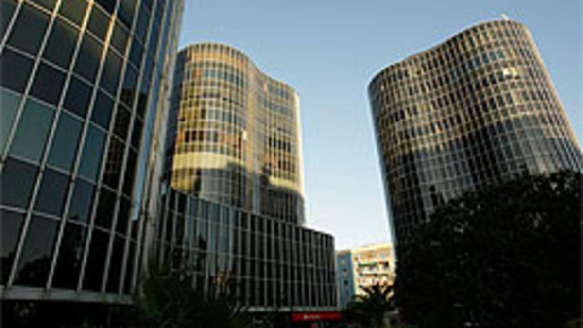 Fachada sinuosa. Las cuatro torres tienen 11 y 13 plantas.