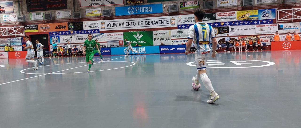 Pablo Ibarra elabora una jugada de ataque durante el duelo entre Atlético Benavente y UMA Antequera.