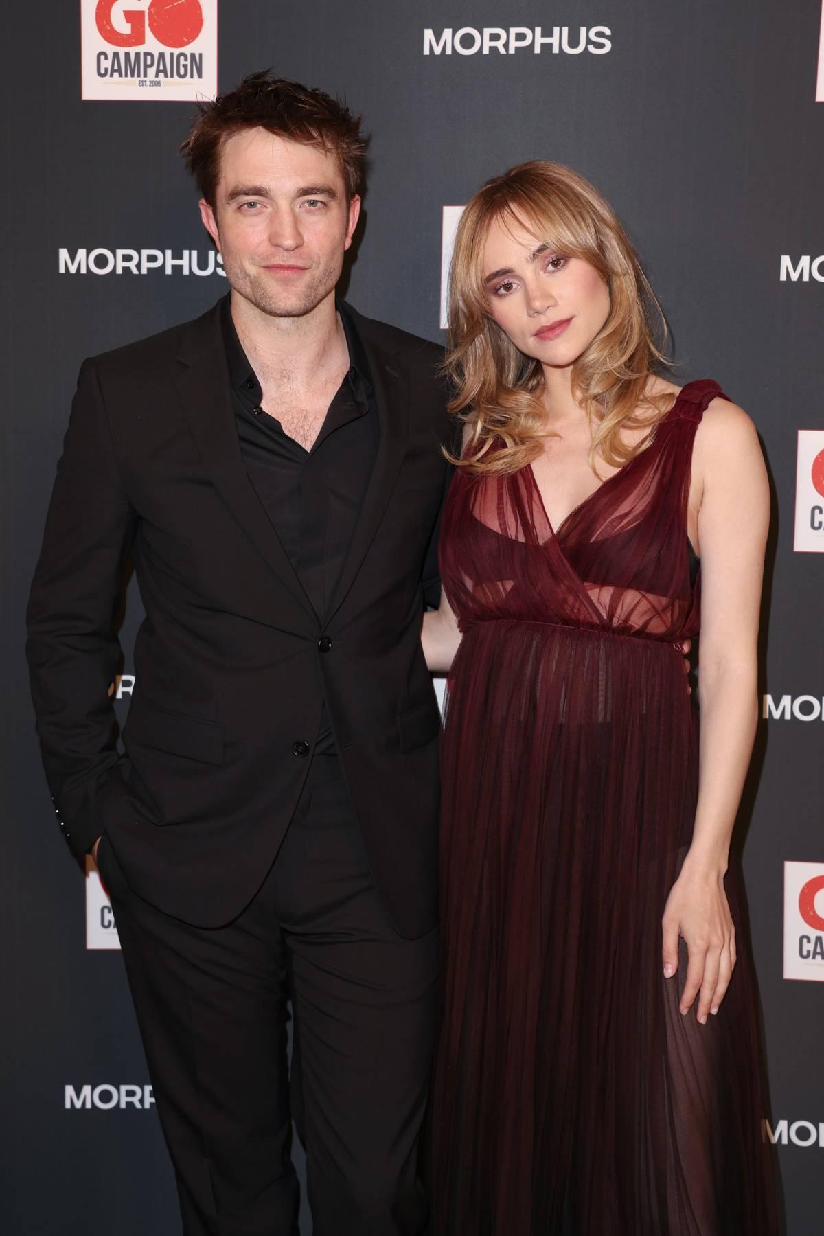 Suki Waterhouse y Robert Pattinson en la 'GO Gala'