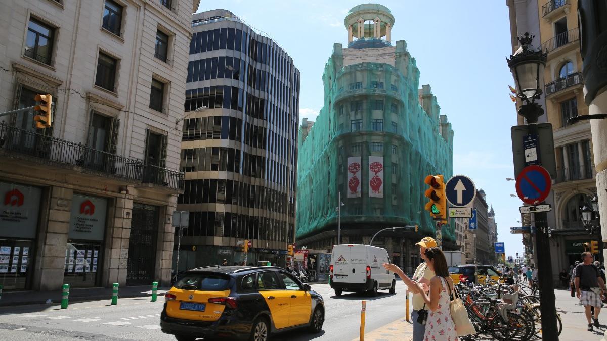 El edificio de CCOO, en la Via Laietana, con la fachada cubierta por mallas de seguridad