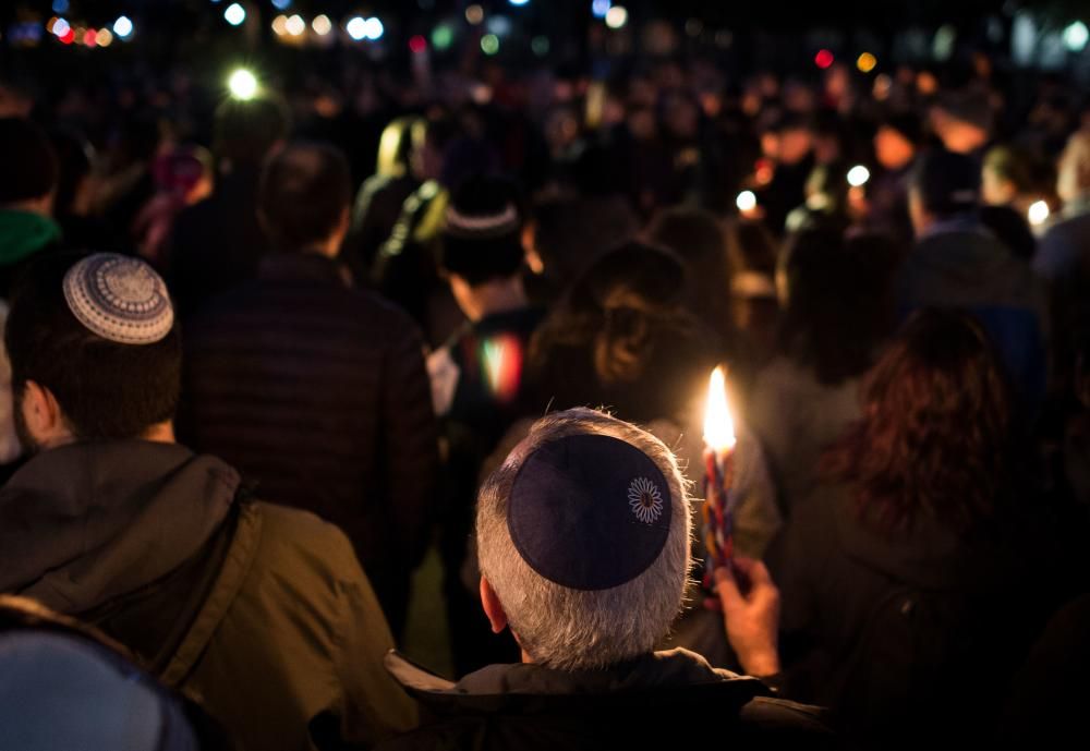 Cientos de personas han tomado parte en actos de recuerdo a las víctimas del ataque antisemita en Pittsburgh.