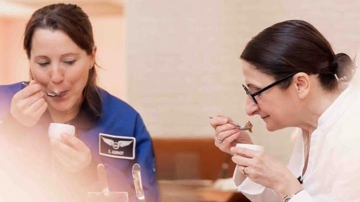 La astronauta Sophie Adenot y la chef Anne-Sophie Pic, probando platos de la cocinera.