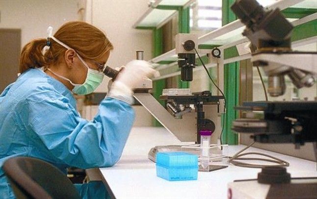 Una investigadora en el laboratorio contra el sida IrsiCaixa, de Badalona.