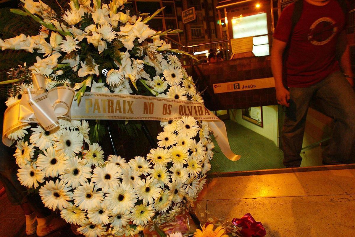 Corona de flores que los vecinos de Patraix colocaron en memoria de las víctimas del metro que "alguien" retiró al día siguiente de la estación de Jesús, en octubre de 2006.