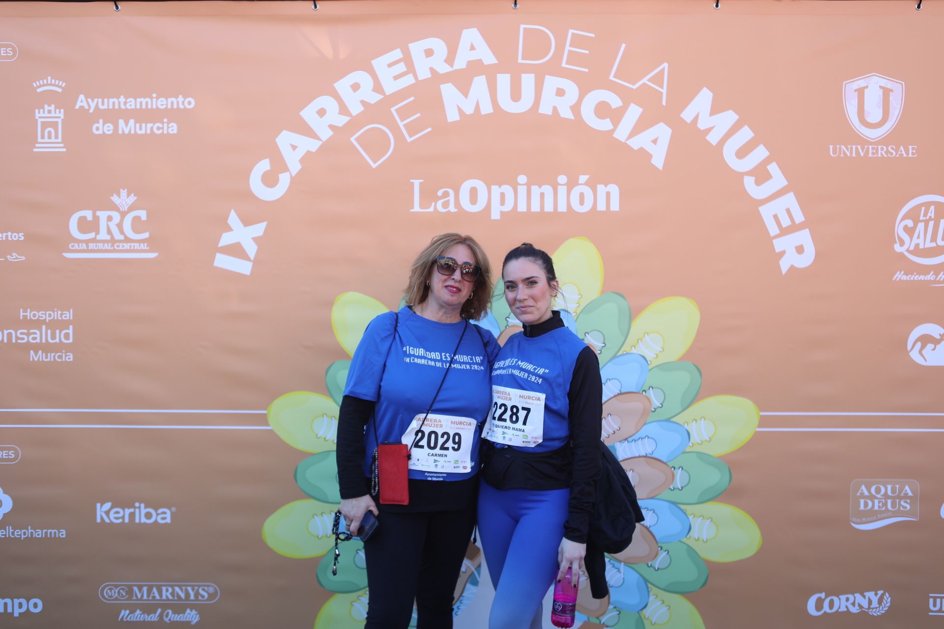 Las participantes posan en el photocall tras finalizar la Carrera de la mujer de Murcia