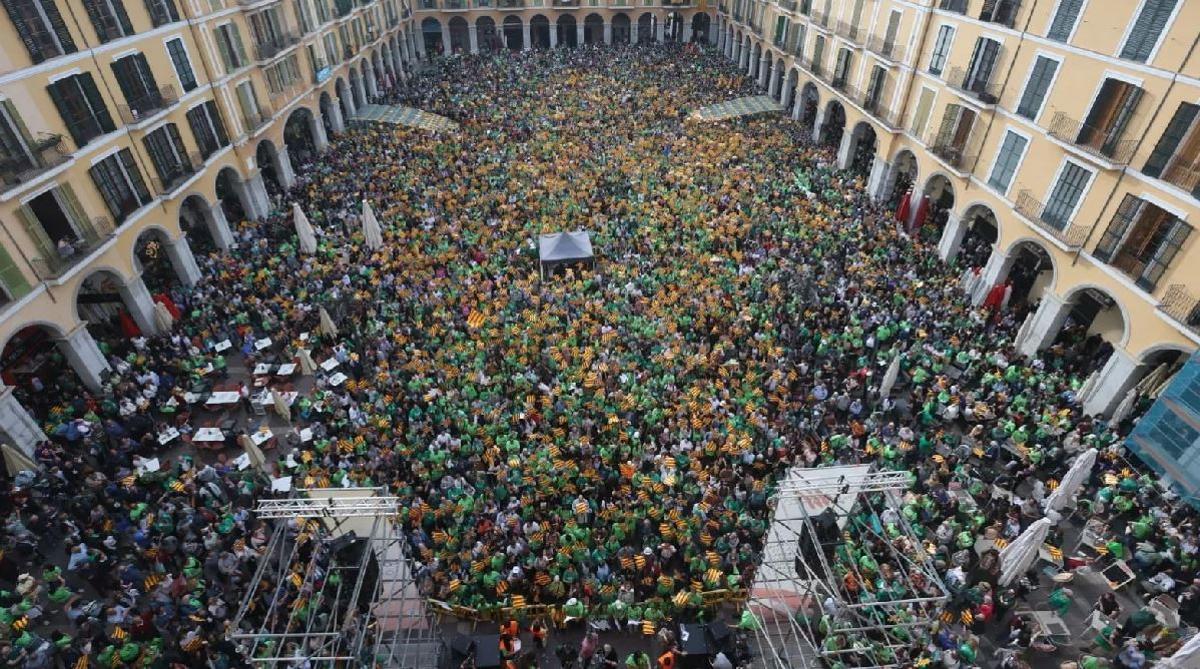 El Correllengua 2024, organizado por Joves de Mallorca per la Llengua, culminó en la Plaça Major de Palma.