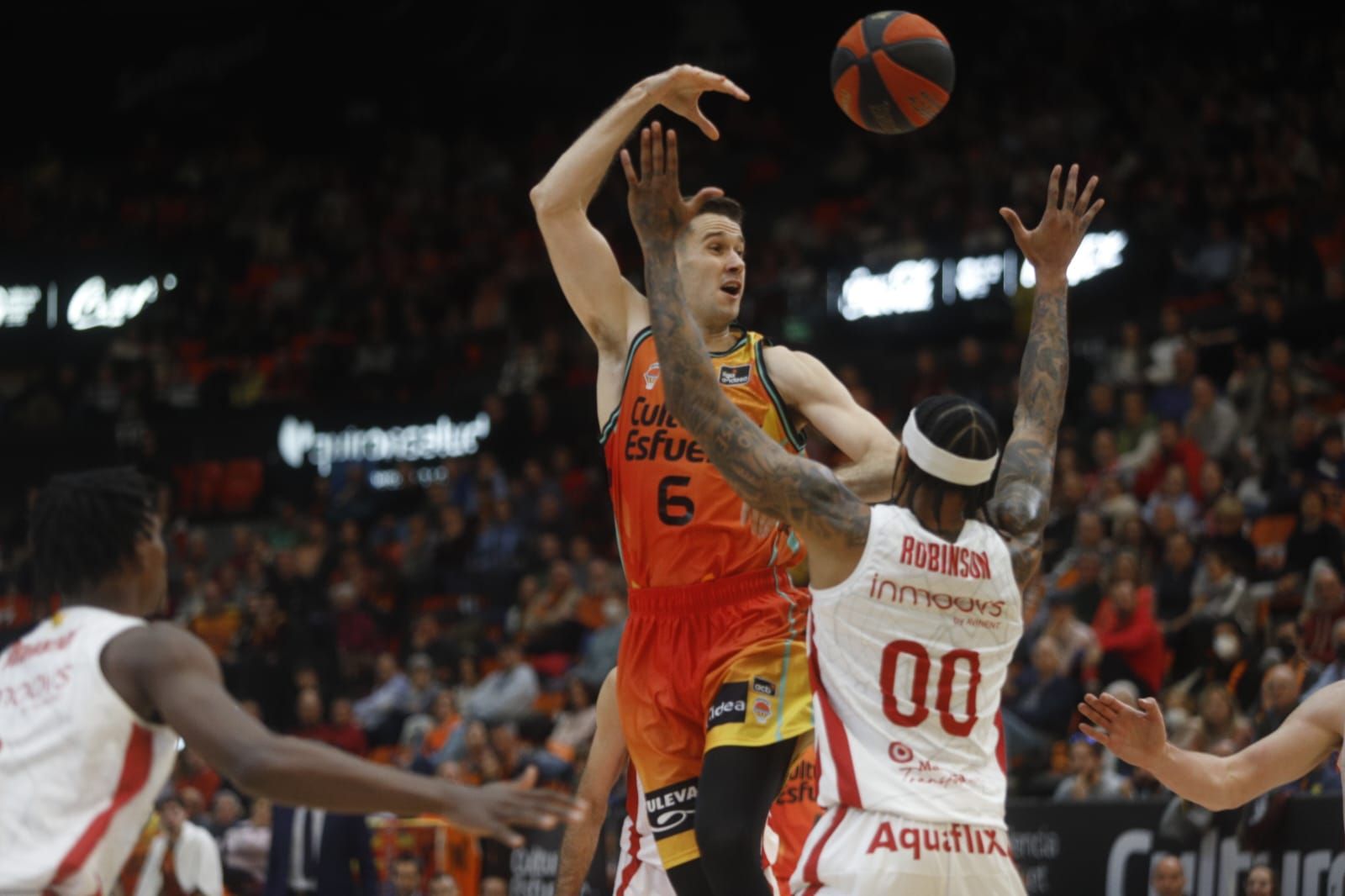 Todas las fotos del partido de ACB entre el Valencia Basket y el Manresa