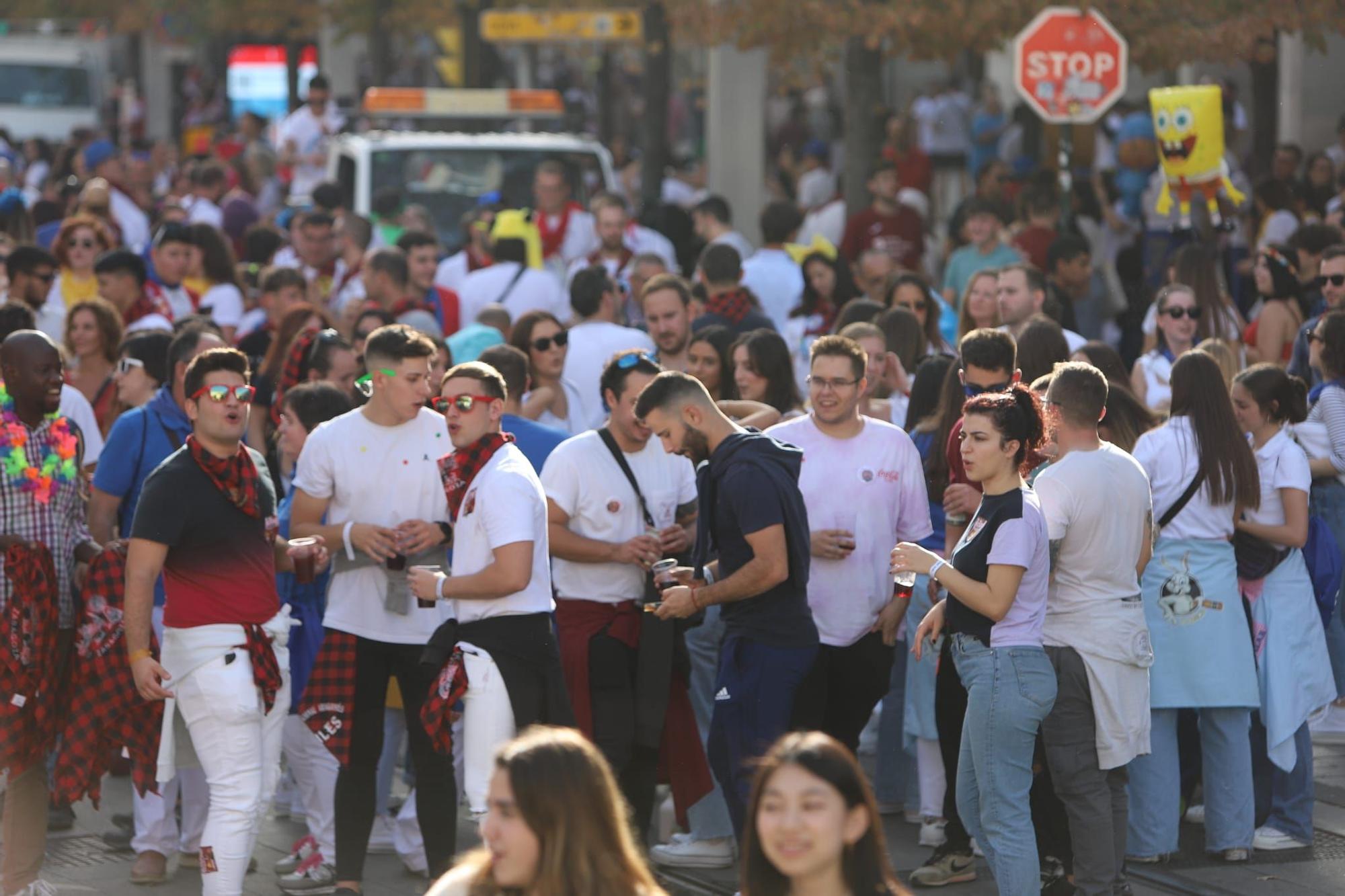 El pregón de Interpeñas ha vuelto a llenar de color y fiesta las calles de Zaragoza