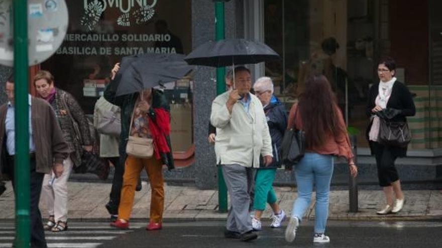 El centro de la ciudad se llenó de paraguas ante la fuerte tormenta de la tarde.