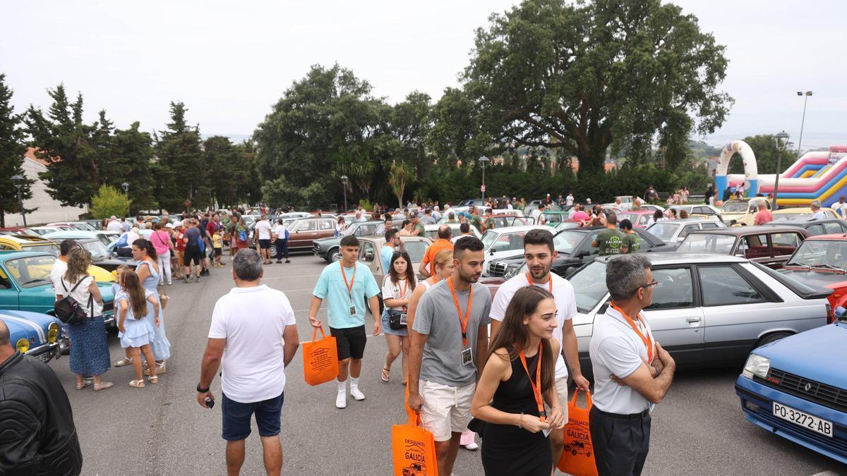El pazo vilanovés se quedó pequeño para tanto coche y moto.