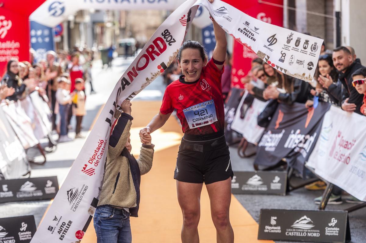 Carmina Ramos, emnocionada al llegar a la meta.