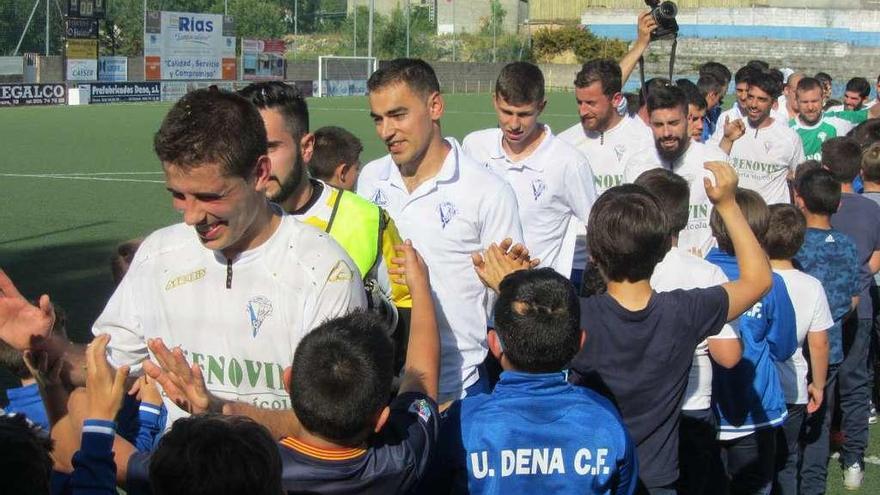 As Cachizas registró un gran ambiente y la base le hizo pasillo al equipo por su ascenso. // FdV