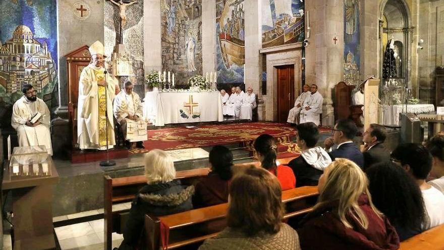 El obispo Quinteiro Fiuza, en la misa homenaje en la Concatedral. // R. Grobas