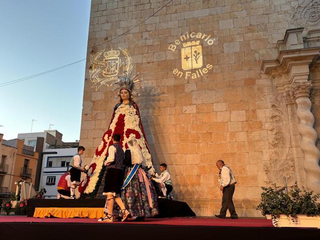 Fotogalería I Fallas en Benicarló: Multitudinaria ofrenda a la Mare de Déu de la Mar