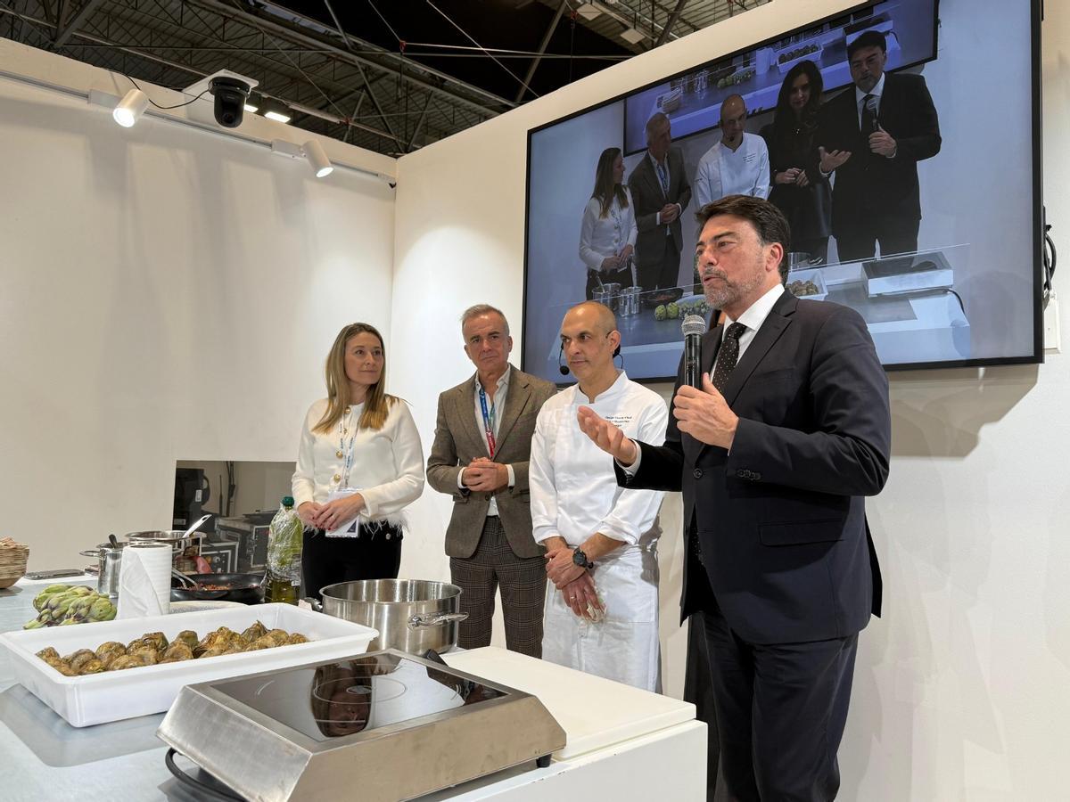 Tras la presentación el alcalde ha participado en el primer showcooking alicantino de la feria con el chef Óscar Cerdá.