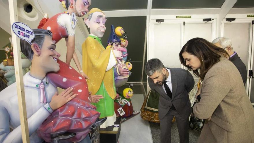 Sandra Gómez junto a Pere Fuset, en la inauguracion de la exposicion del Ninot.