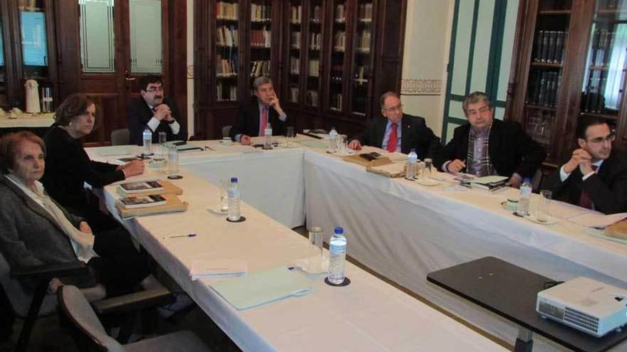 Los patronos durante la reunión en el Archivo de Indianos, ayer.