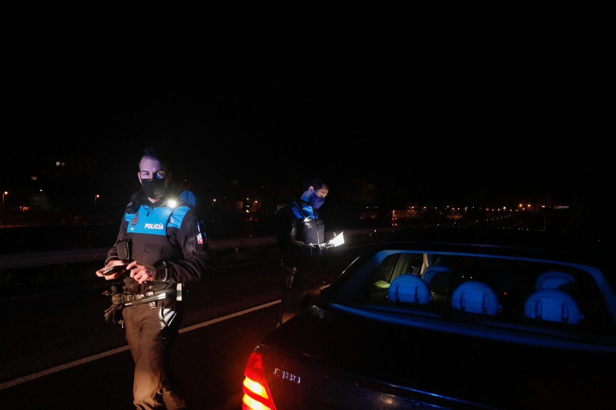 Patrullaje con la Policía Local de Avilés en la primera noche del estado de alarma