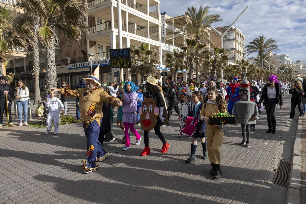 La Rua de El Arenal-Playa de Palma ha contado con variedad de comparsas con mucha inspiración y color. La Rua de El Arenal-Playa de Palma ha contado con variedad de comparsas con mucha inspiración y color.