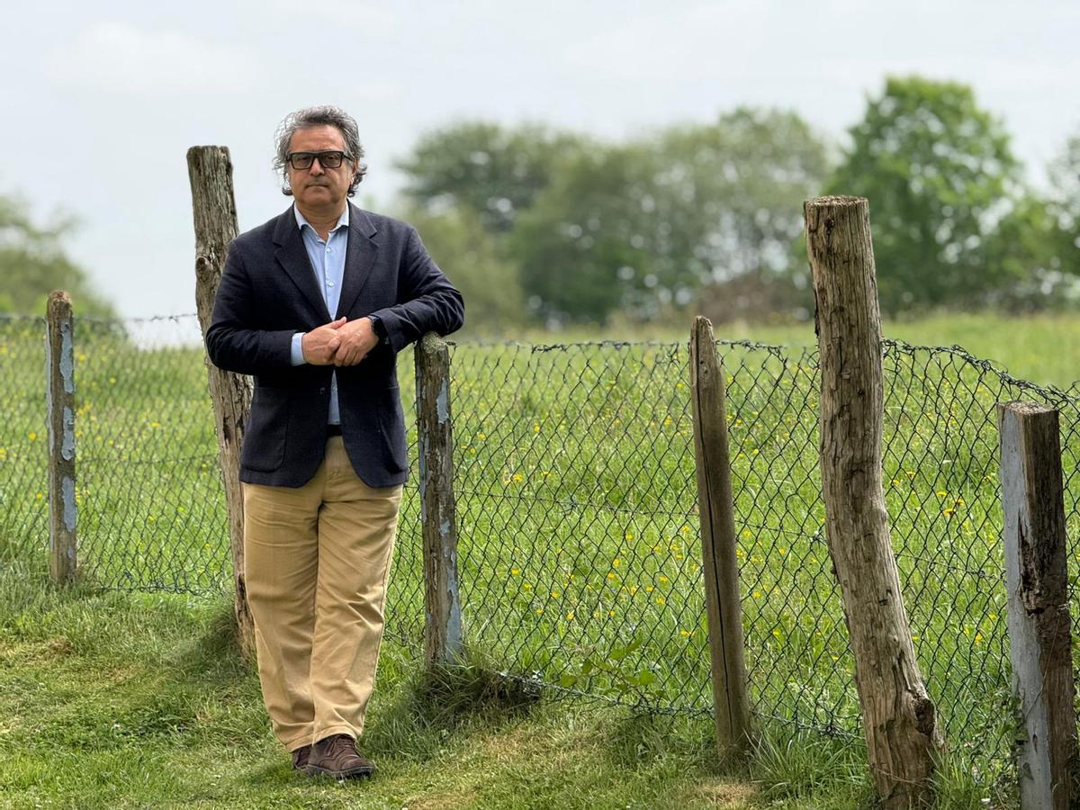 Juna Luis Berros, en una finca en Siero