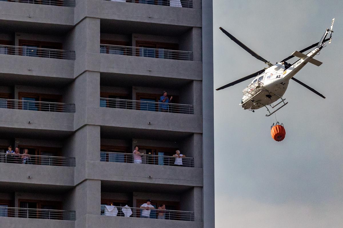 El helicóptero de emergencias que participó en las labores de extinción del incendio de Benidorm.