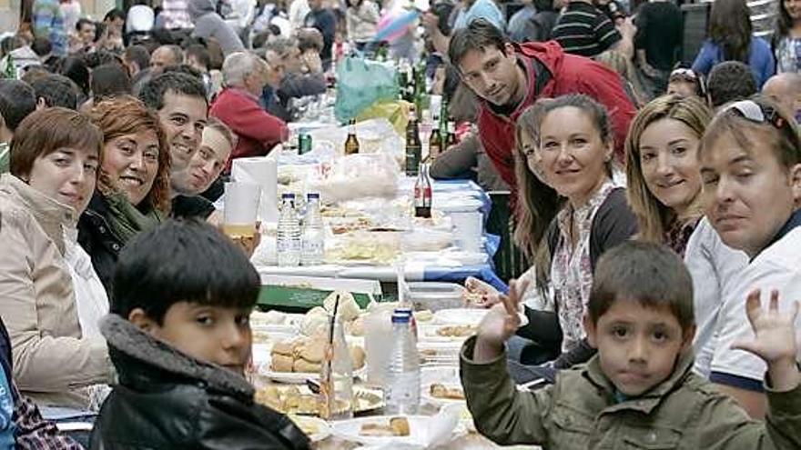 Participantes en la Comida en la Calle del pasado año.