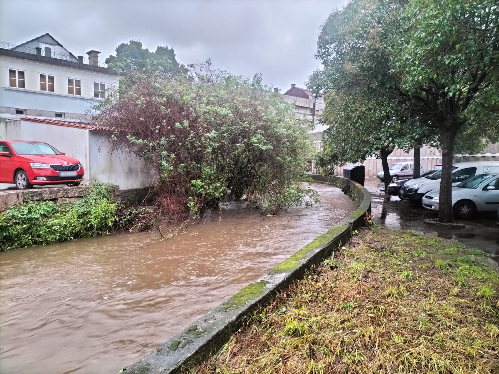 Las intensas lluvias causan desbordamientos en el Val Miñor