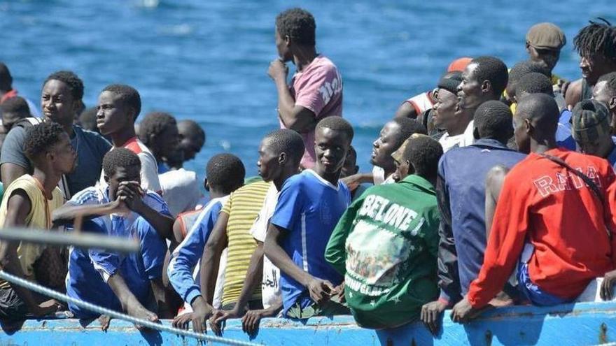 Vídeo: Fernando Clavijo muestra su preocupación por la situación del Frontex / Foto: Migrantes en un cayuco en la ruta canaria