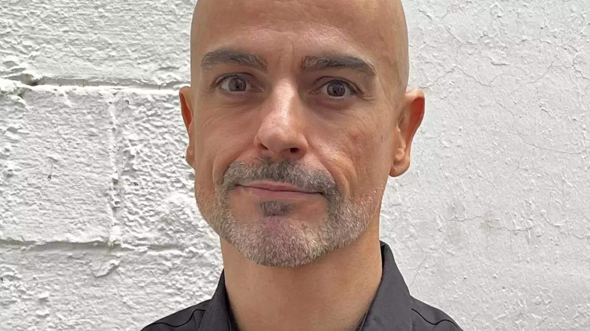 Eduardo Vara, pediatra: "El trabajo desbordante destruye la sociedad y aumenta las desigualdades"