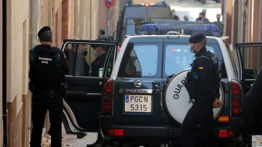 Moment en què Oriol Soler surt de casa seva en qualitat de detingut i se l&#039;enduen la Guàrdia Civil