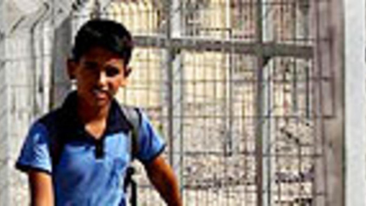 Un niño palestino vuelve del colegio.