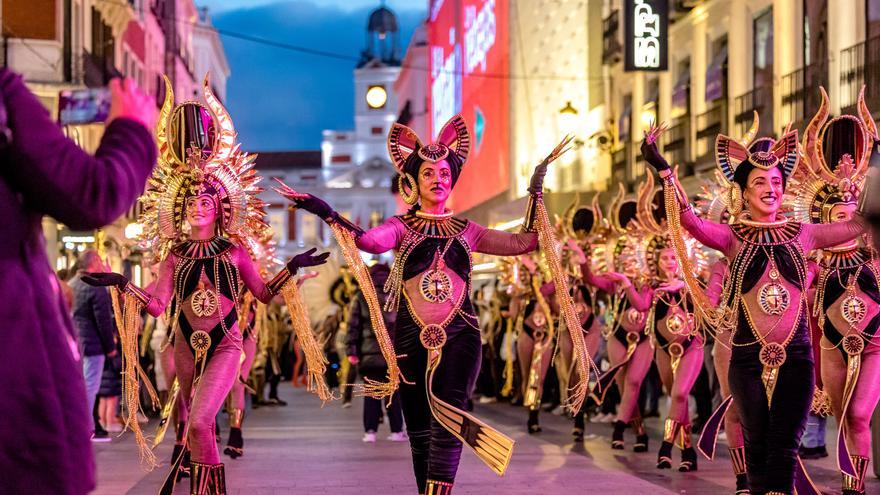 El Carnaval de Torrevieja desfila en el centro de Madrid con motivo de Fitur