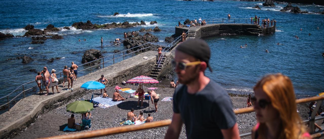 Turistas y bañistas en San Telmo, en Puerto de la Cruz