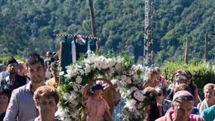 Asistentes a la procesión de las fiestas de L&#039;Edráu.