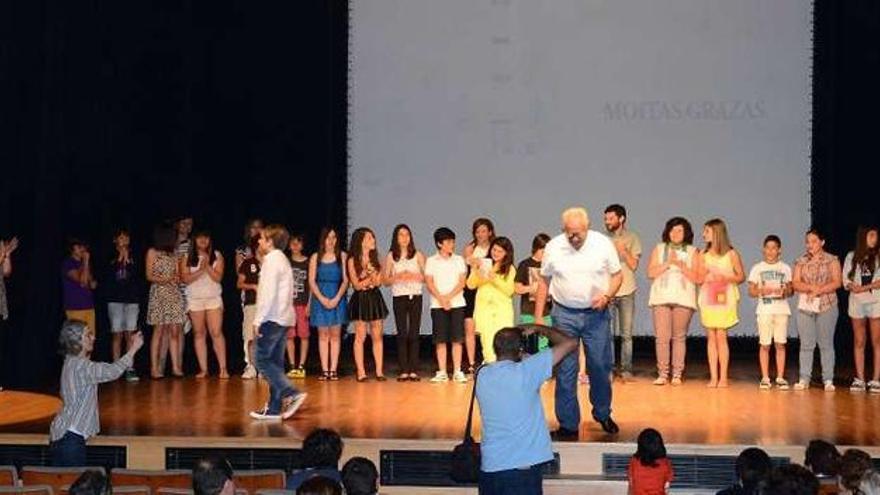 El grupo de alumnos que realizó el corto, sobre el escenario del auditorio.