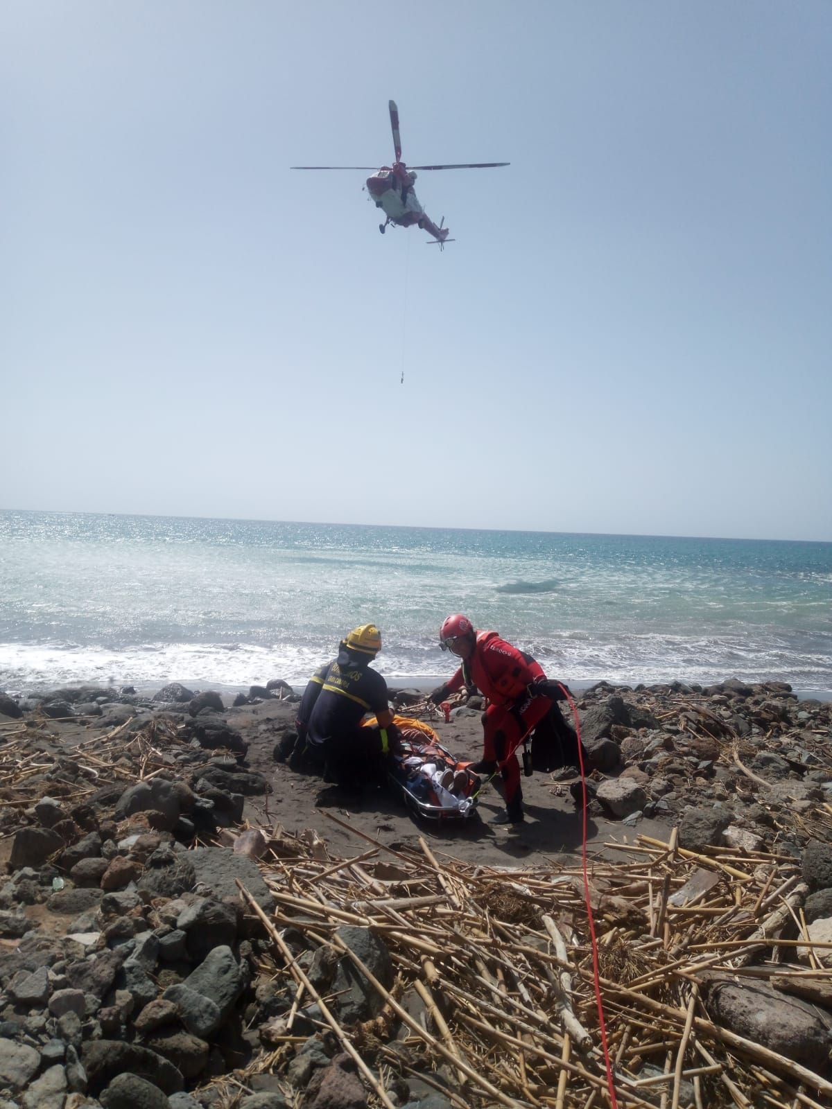 Una mujer sufre una caída en la playa de Tiritaña