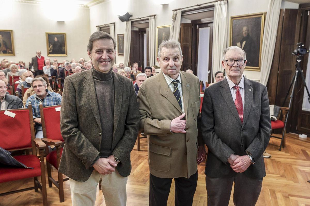 El geólogo y miembro del RIDEA, Manuel Gutiérrez Claverol, flanqueado por los coordinadores del ciclo, Carlos Fernández Llaneza (izquierda) y Tomás  Emilio Díaz (derecha)