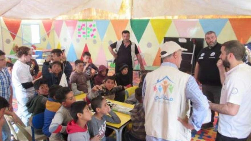 Miembros de la EXP junto a varios niños del campamento de refugiados de Azraq. // FDV