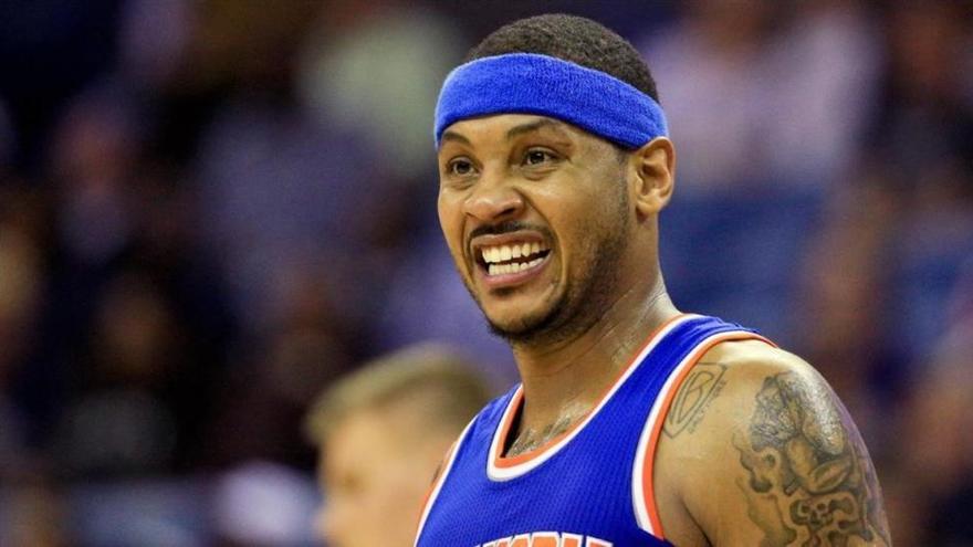 Un niño invade la pista para abrazar a Carmelo Anthony