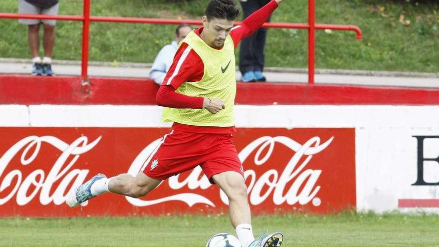 Barba se dispone a golpear el balón durante el entrenamiento de ayer en Mareo.