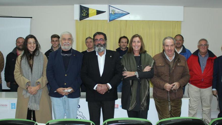 Villaverde posa con un grupo de los asambleístas asistentes tras concluir la reunión en Bouzas. // FdV